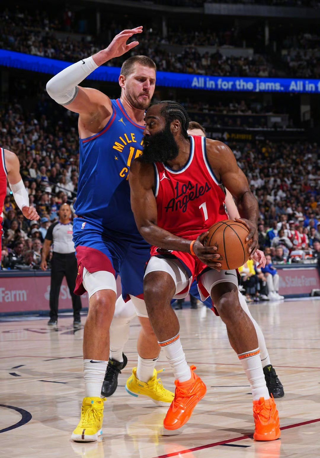 德布劳内在掘金比赛中险胜，出色防守引发热议！