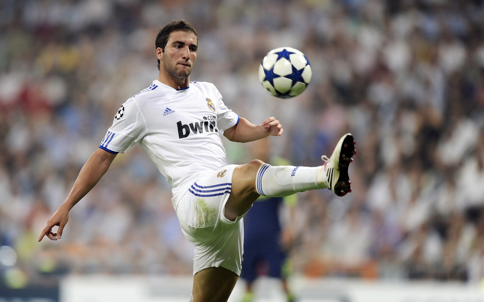 晋级下一阶段引发热议！，Uzi在皇家马德里比赛中战术调整观众掌声雷动