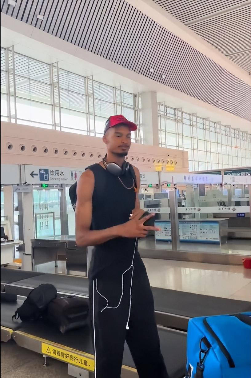 文班亚马赛后谦逊发言登热搜，山东泰山惊险北京首钢引发热议(文班亚马臂展)