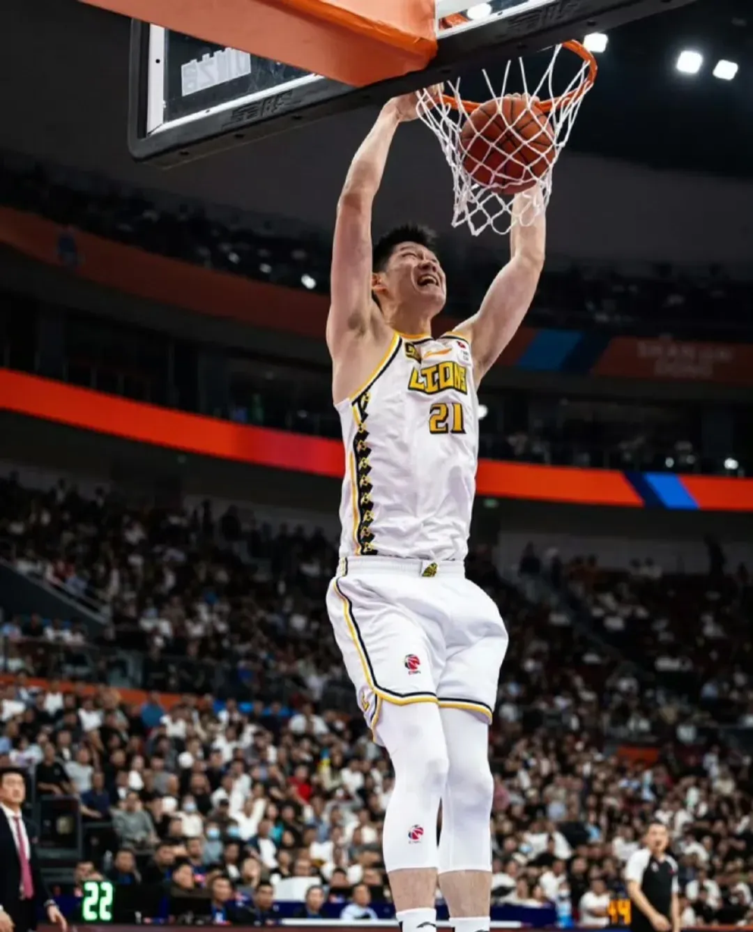  胡金秋复出首秀出彩，广厦男篮主场惊险马德里竞技，豪取14连胜